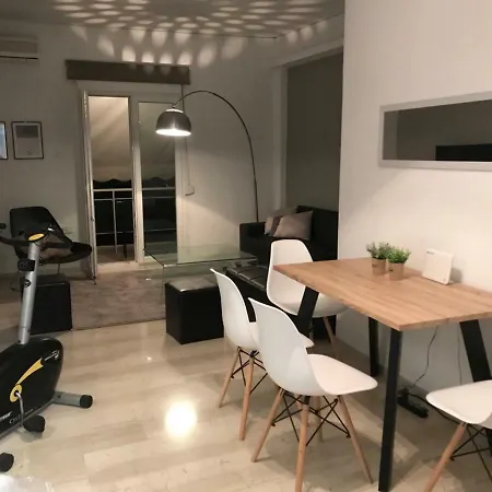 アパート Renovated Minimal Next To Metro アテネ